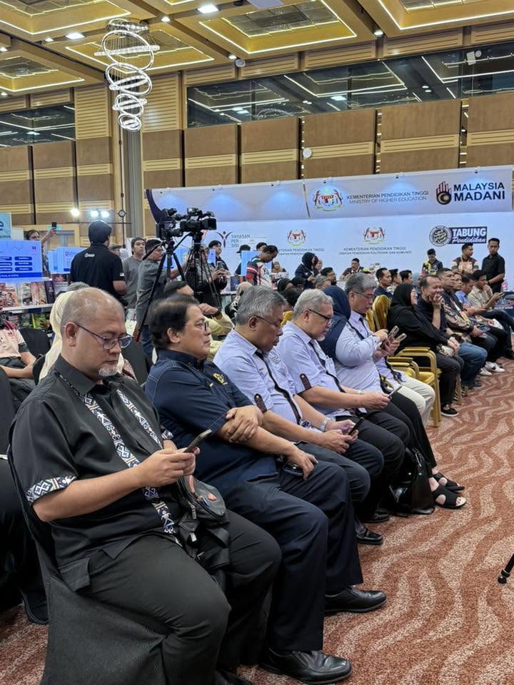 SESI REPUBLIKA MERAH DAN PERASMIAN BUKU TERBITAN PENERBIT UMPSA DI PBAKL 2026